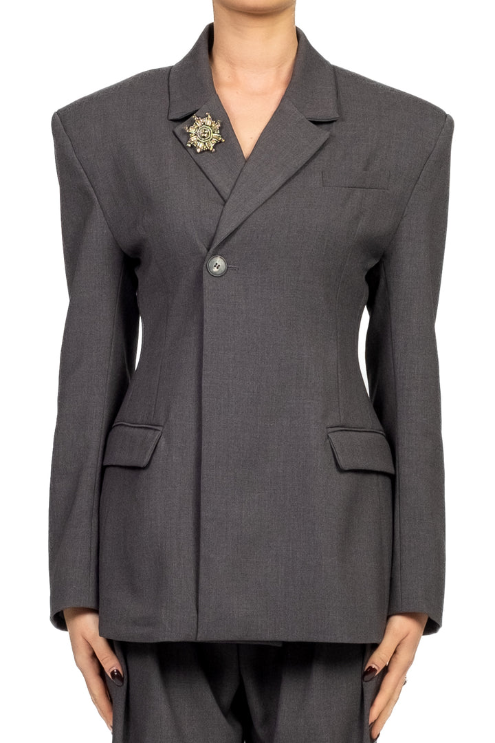 Tensione In - Giacca bottone asimmetrico con spilla Art. W25J727