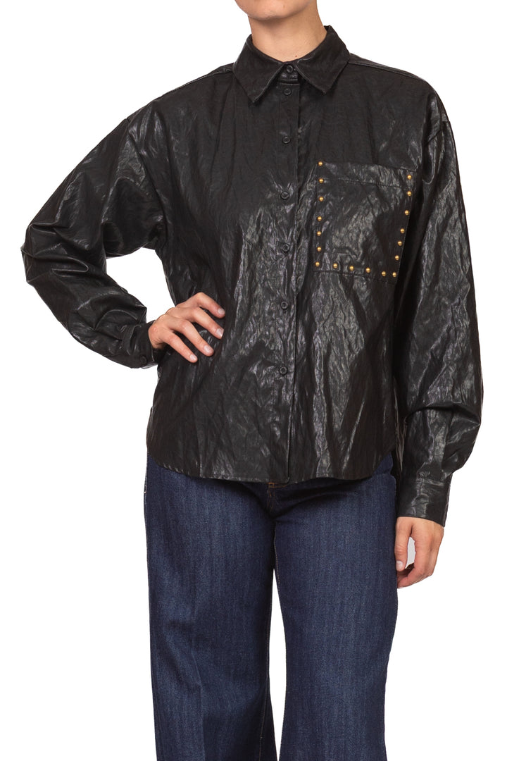 Tensione In - Camicia ecopelle stropicciata con taschino borchie Art. W26C350