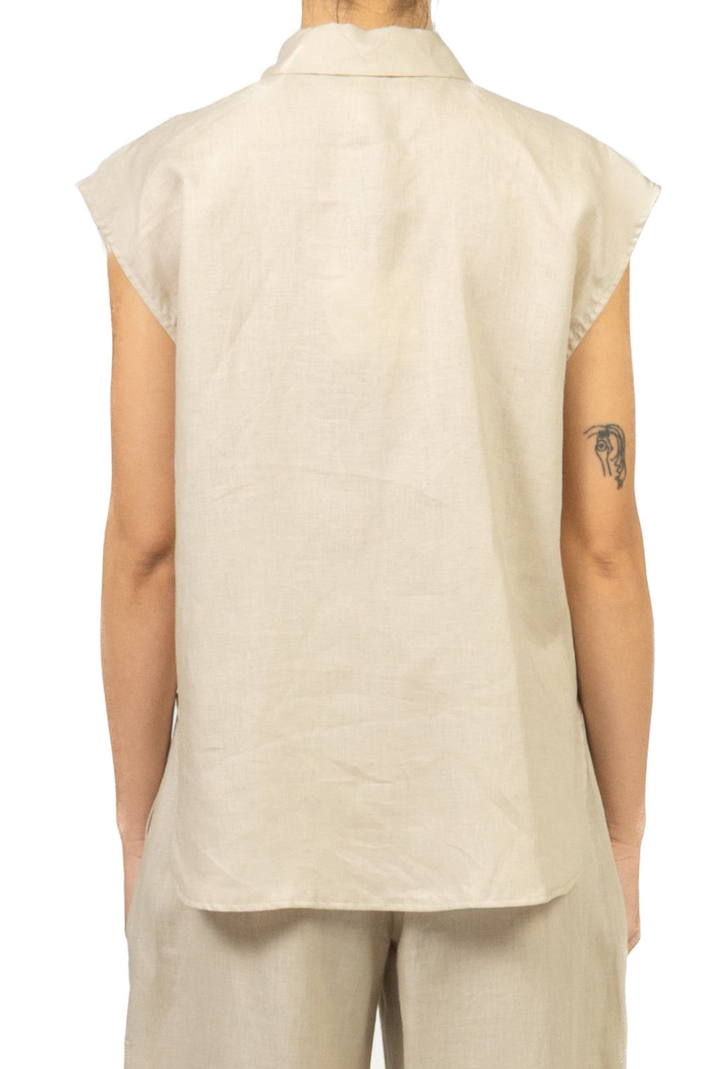 Tensione In - Camicia in lino smanicata con tasca palliates Art. S26CG45