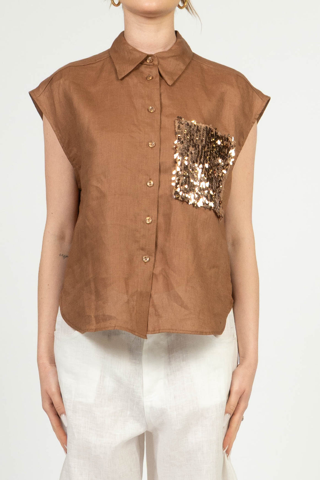 Tensione In - Camicia in lino smanicata con tasca palliates Art. S26CG45