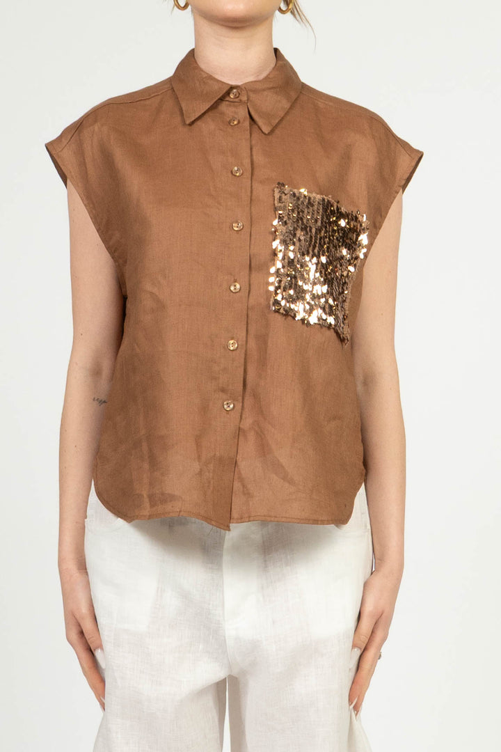 Tensione In - Camicia in lino smanicata con tasca palliates Art. S26CG45