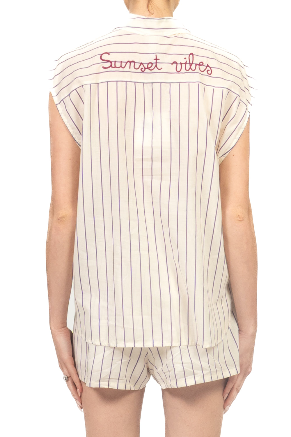 Tensione In - Camicia gessata smanicata scritta "Sunset Vibes" Art. S26CJ82