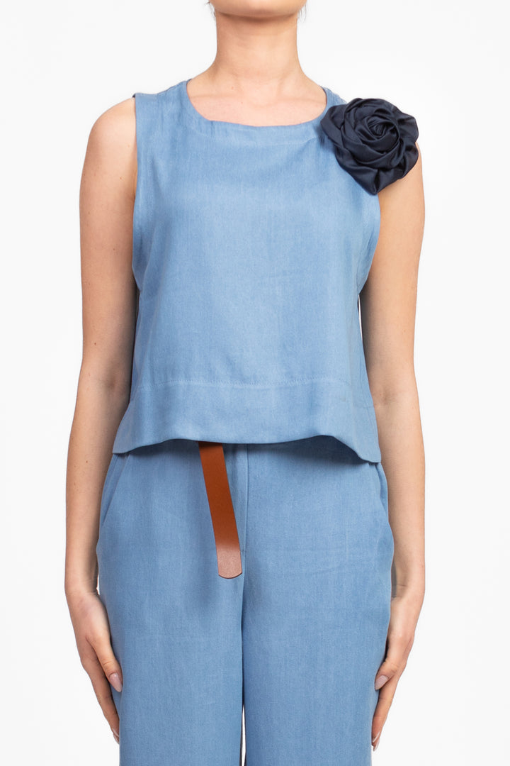 Tensione In - Top chambray con spilla Art. 25T7449