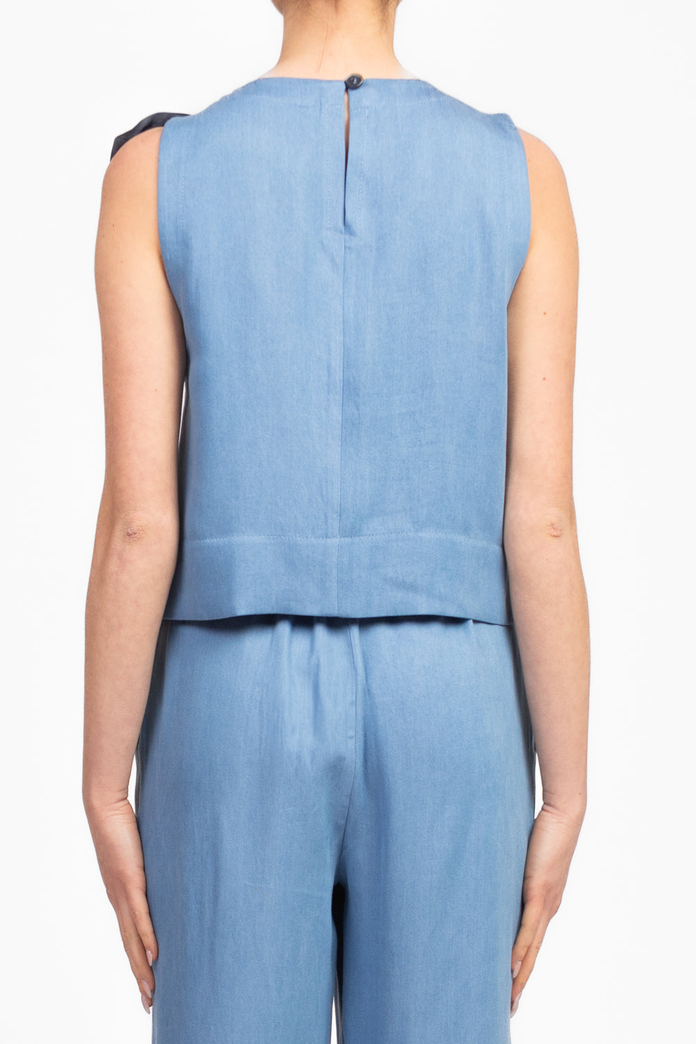 Tensione In - Top chambray con spilla Art. 25T7449