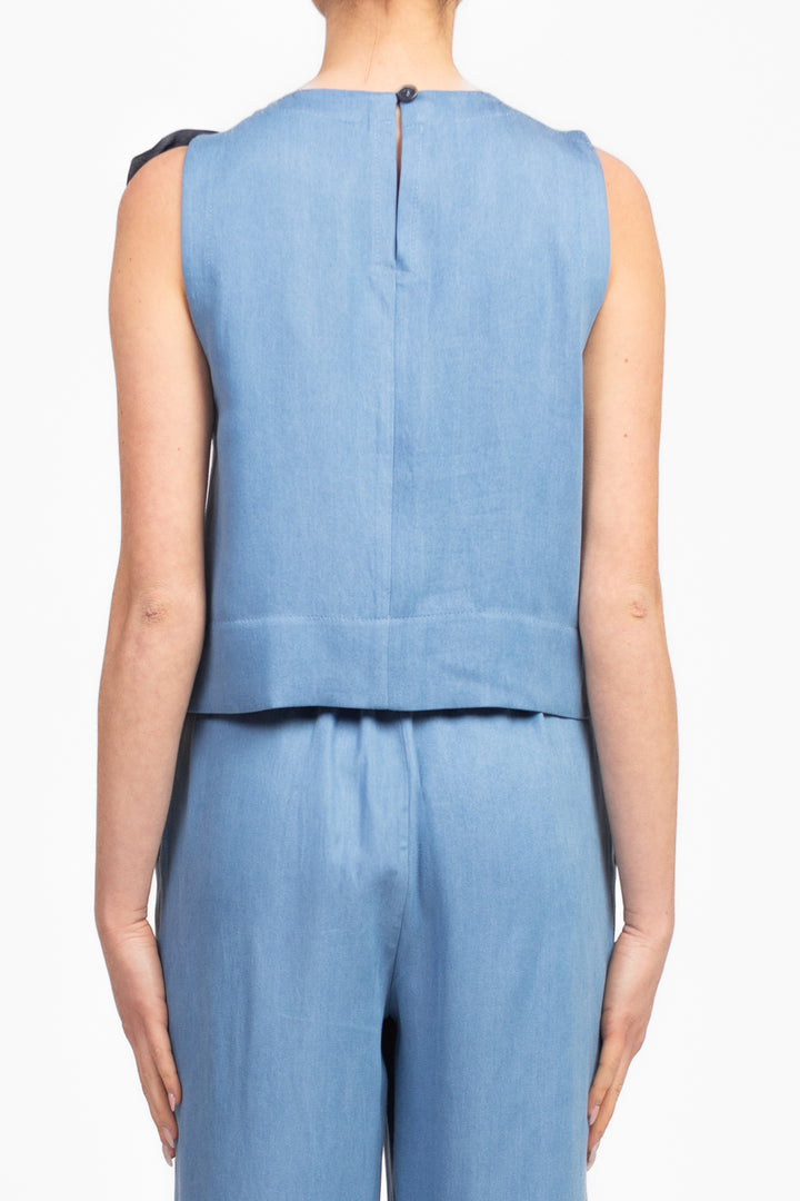 Tensione In - Top chambray con spilla Art. 25T7449