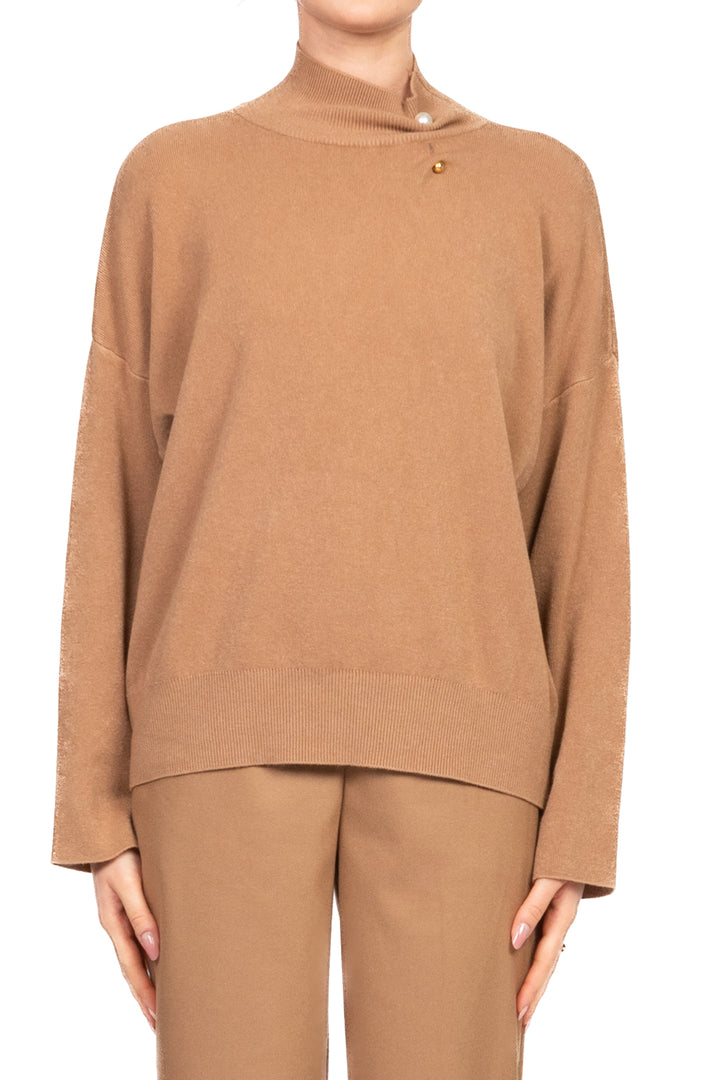 Vicolo - Maglia collo alto con spilla perla Art. 22227F