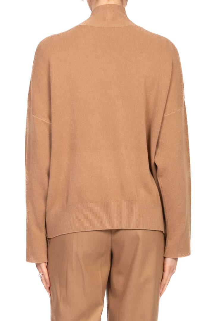 Vicolo - Maglia collo alto con spilla perla Art. 22227F