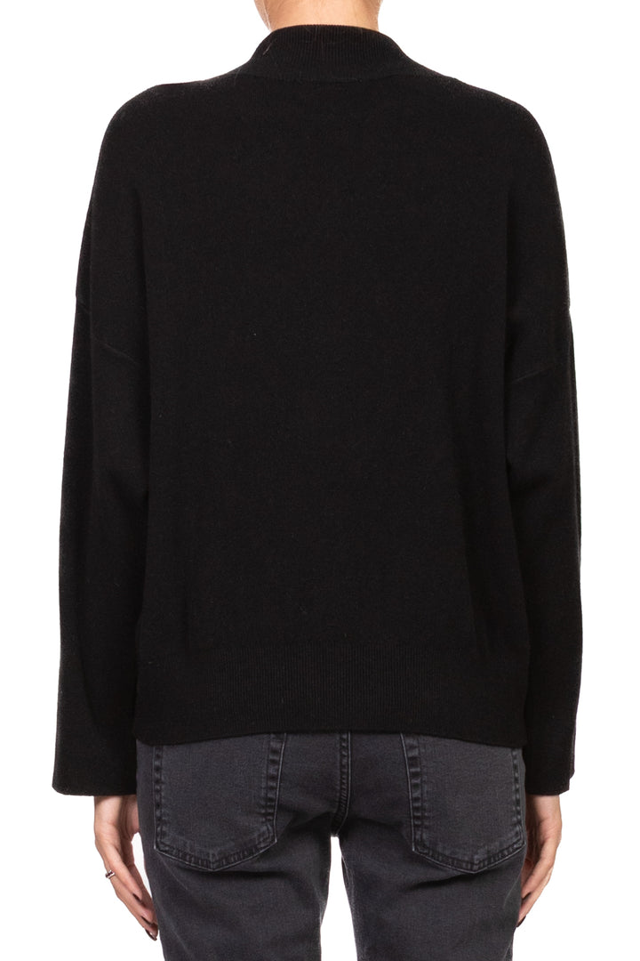 Vicolo - Maglia collo alto con spilla perla Art. 22227F