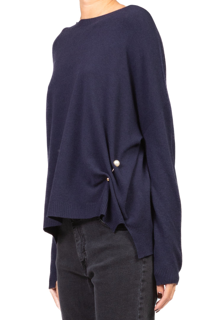 Vicolo - Maglia scollo a barca con spilla perla Art. 22228F