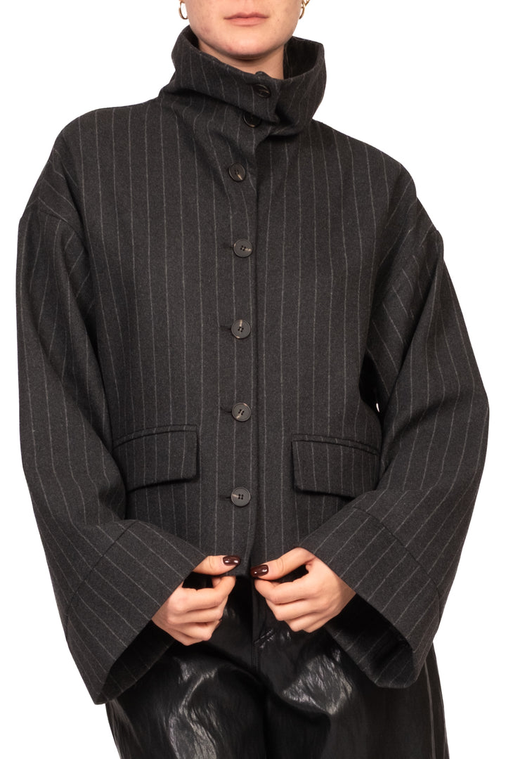 Tensione In - Giacca gessata collo alto Art. 27B6510