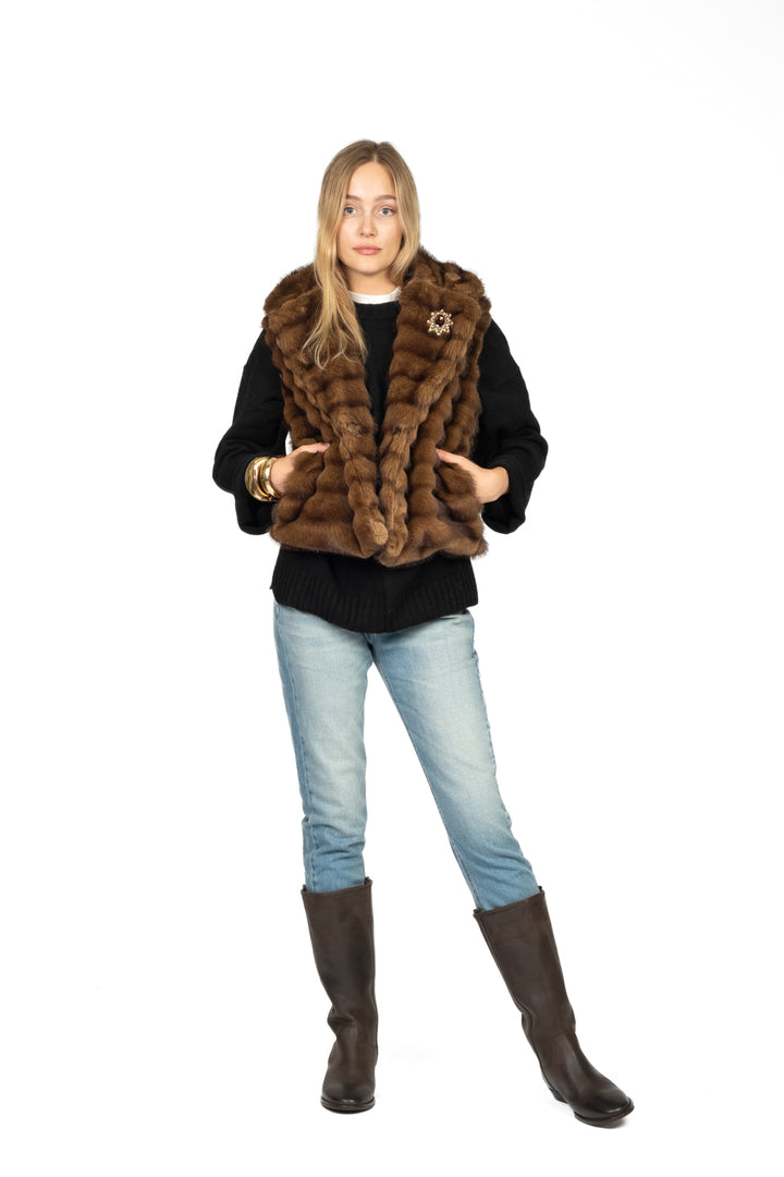 Tensione In - Gilet pelliccia con spilla Art. W25J533