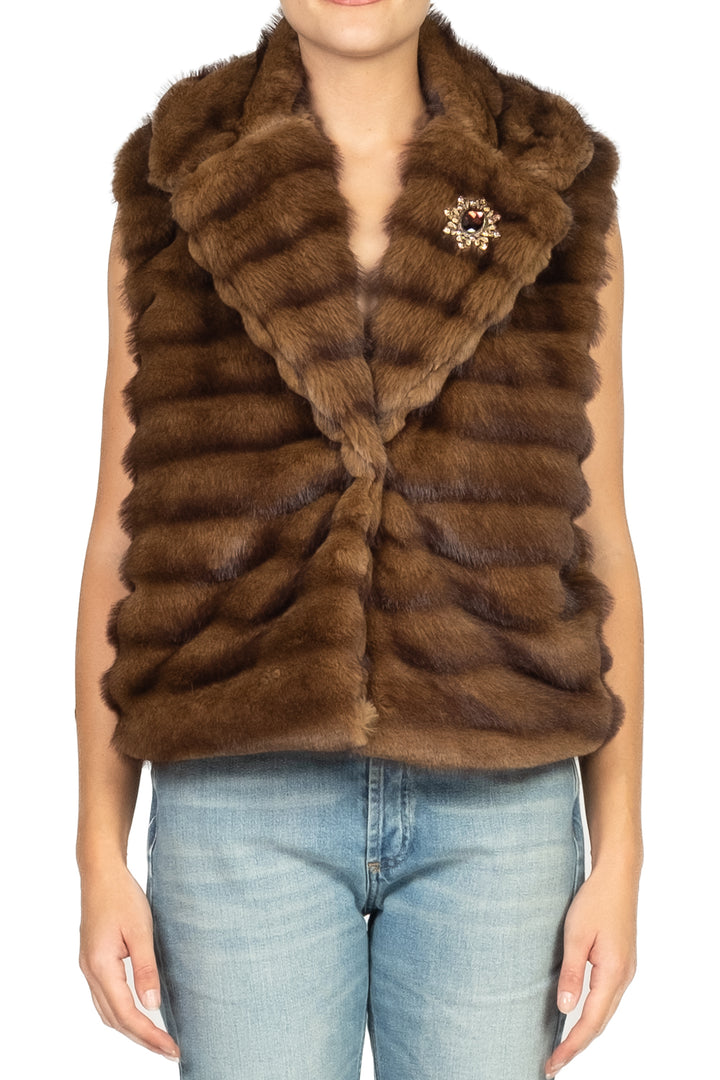 Tensione In - Gilet pelliccia con spilla Art. W25J533