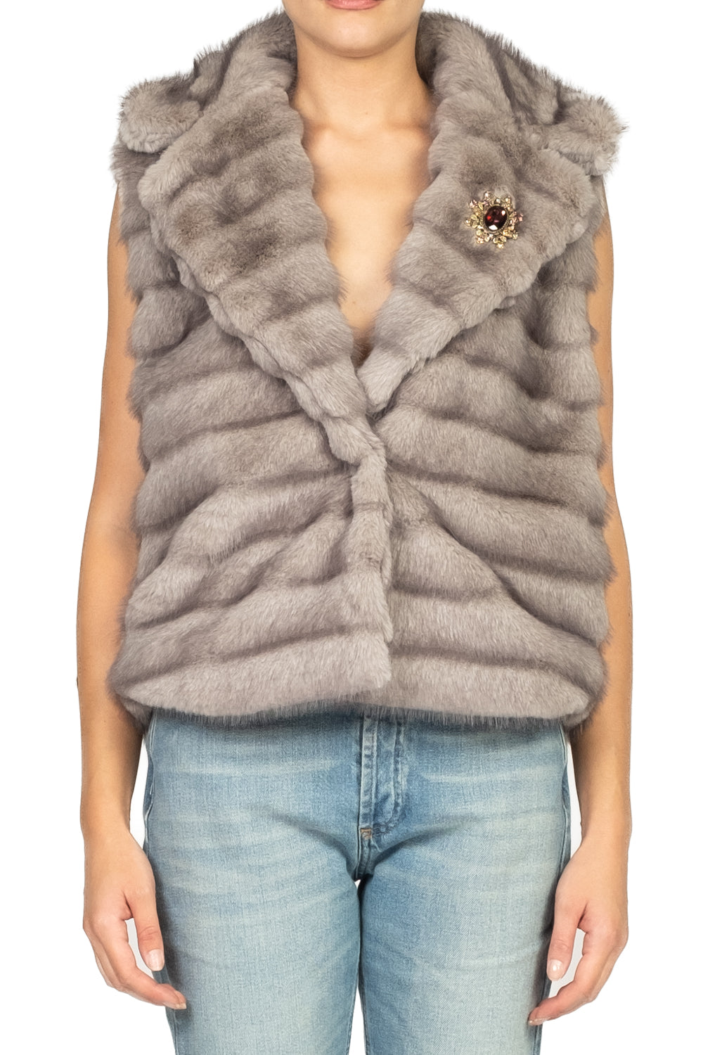 Tensione In - Gilet pelliccia con spilla Art. W25J533