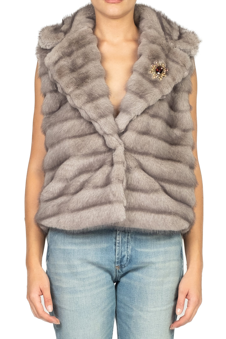 Tensione In - Gilet pelliccia con spilla Art. W25J533