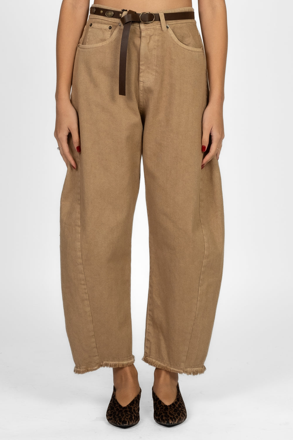 Tensione In - Pantalone barrel sfrangiato con cintura Art. W25P371